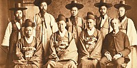 1883년 9월 미국에 도착한 조선의 첫 외교사절 보빙사 일행이 기념사진을 찍었다. 앞줄 왼쪽부터 부사 홍영식, 정사 민영익, 종사 관 서광범, 미국인 로웰. 뒷줄 왼쪽부터 무관 현흥택 최경석, 수행원 유길준 고영철 변수.